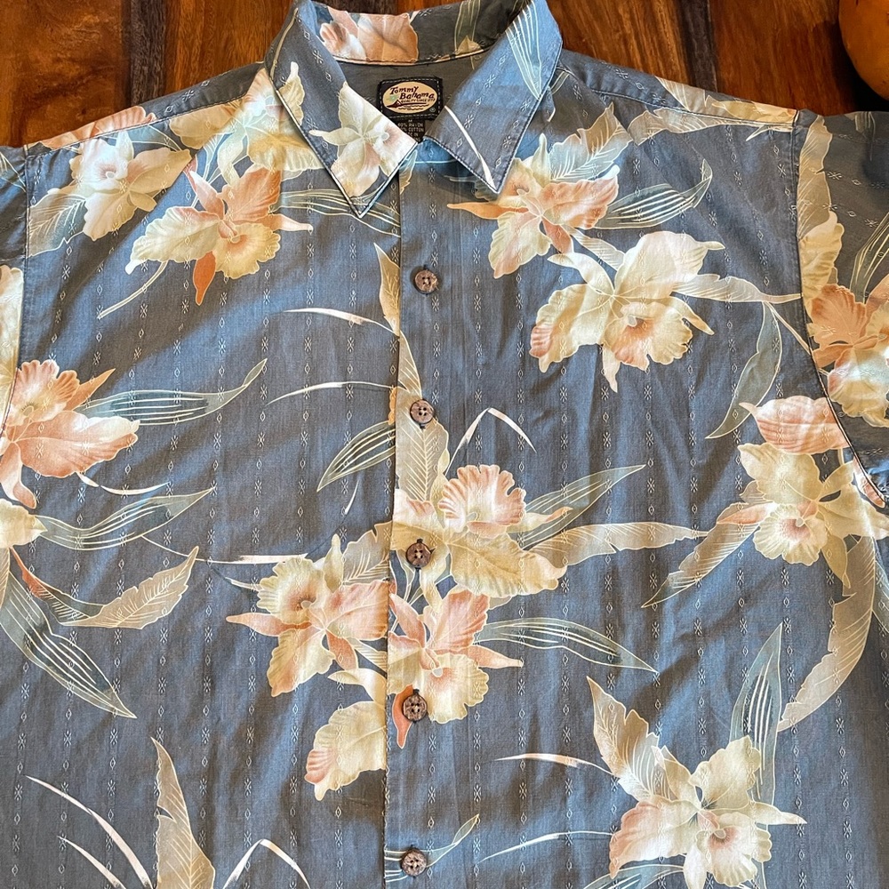 Tommy Bahama men’s S/S Flower Design Button Down Camp. NWOT - Picture 2 of 7